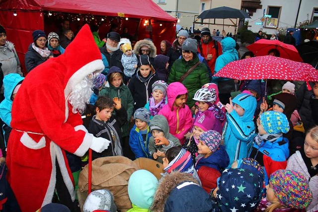 Agathenmarkt in Fahrnau: Der Nikolaus von Kindern umringt  | Foto: Anja Bertsch