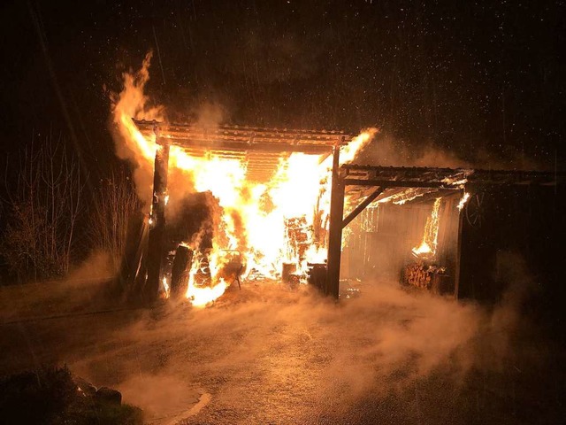 Warum der 50 Quadratmeter groe Holzschuppen Feuer gefangen hatte, ist unklar.  | Foto: Feuerwehr Freiamt