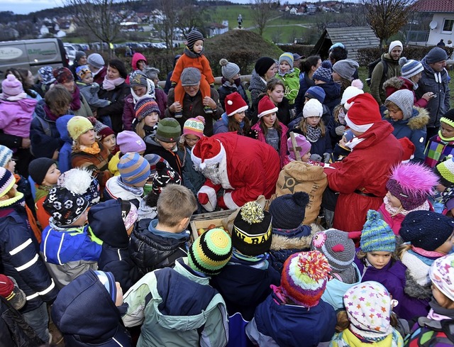 Das Warten hat ein Ende: Beim Weihnach... es fr die Kinder Ses und Gesundes.  | Foto: Benedikt Sommer