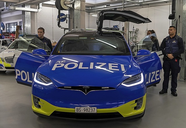 Rund 120000 Euro kostet dieser fr den Polizeieinsatz ausgebaute Tesla.   | Foto: dpa