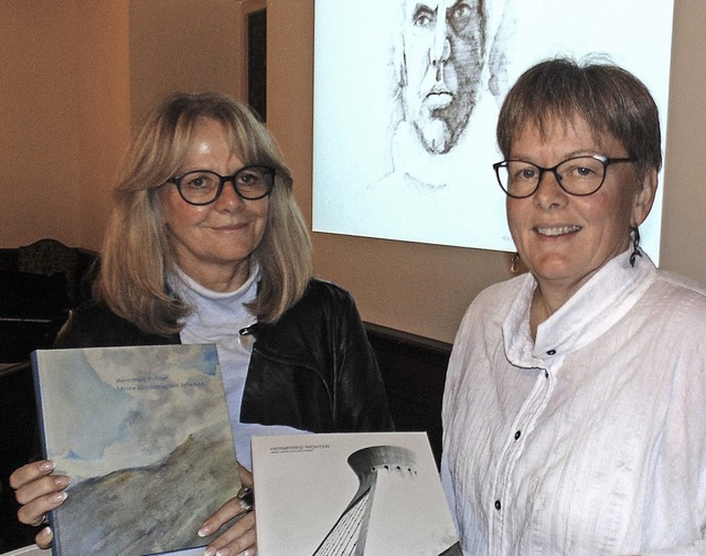 Gerda Richter (links) und Doris Richte...e Architektur Hermfried Richters vor.   | Foto: Gottstein