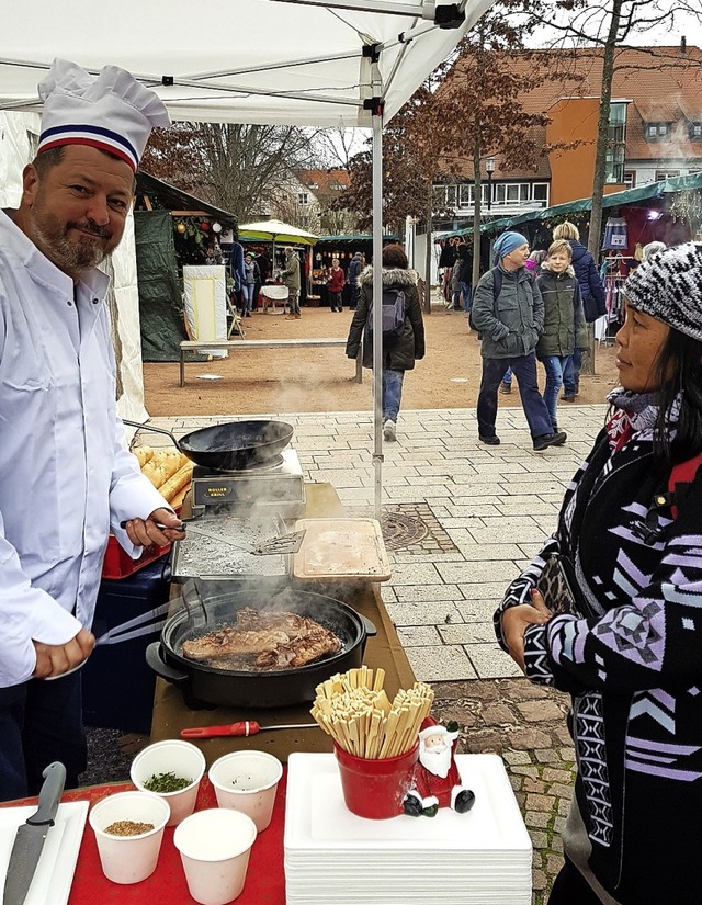 Der Kita-Chor erffnete den Markt (obe...eiden des riesigen Weihnachtskuchens.   | Foto: Julius Steckmeister