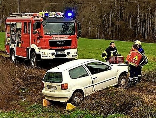Bei Tegernau kam am Freitag auf der L140 ein Auto von der Strae ab.   | Foto: Feuerwehr