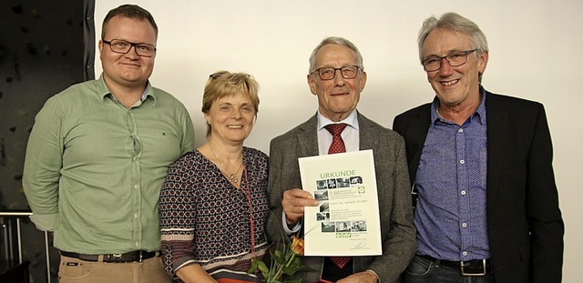 Andreas Schmid, Regina Seckinger und W...fr 60-jhrige Mitgliedschaft im DAV.   | Foto: Momann