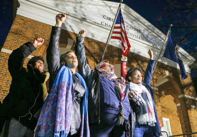 Demonstrantinnen gegen rassistische Ge...em Gerichtsgebude in Charlottesville   | Foto: dpa/AFP