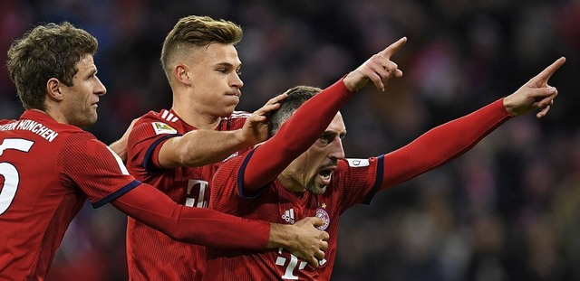 Thomas Mller, Joshua Kimmich und Fran... nach dem dritten Treffer der Bayern.   | Foto: AFP
