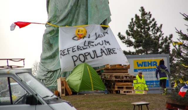 Gelbwesten-Camp am Fu der Freiheitsstatuenkopie in Colmar  | Foto: Nckles