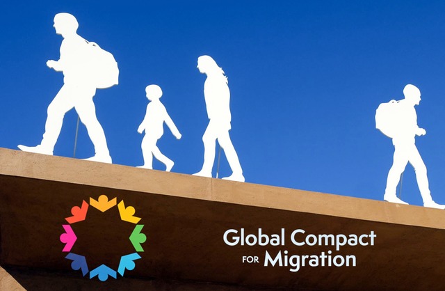Das Logo des UN-Migrationspakts auf ei... Marrakesch, wo der Gipfel stattfindet  | Foto: DPA