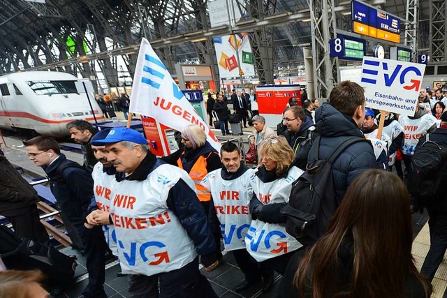 Die Bahngewerkschaft EVG kndigt fr Montag Warnstreiks an.  | Foto: dpa