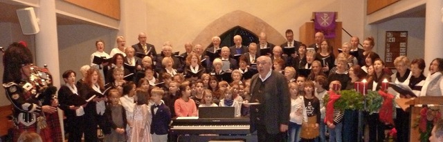Der Gesangverein hatte ein buntes Prog...rtin Hasenfraz (links) setzte Akzente.  | Foto: Karlernst Lauffer