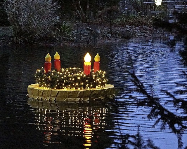 Auf dem Schwanenweiher schwimmt derzeit ein Adventskranz.   | Foto: BTT