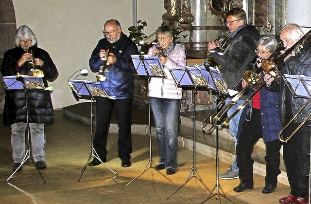 Mitglieder des Posaunenchors beim Halt in der Kirche   | Foto: Werner Schnabl