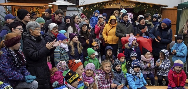 Besucher beim Benefiz-Weihnachtsmarkt in Weisweil   | Foto: Ilona Hge