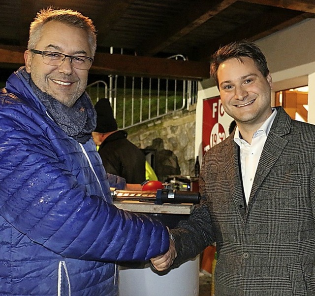 Klaus Meier, Vorsitzender des FC Rotze...ger von der Sparkasse fr die Spende.   | Foto: Kaiser
