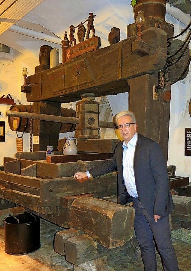 Im Gewlbekeller des Markgrfler Museu...onsweise einer riesigen alten Trotte.   | Foto: Ulrich Siemann