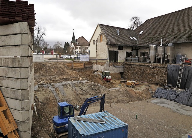 Hier geht&#8217;s weiter: Die Baugrube... Weinguts Blankenhorn entstehen soll.   | Foto: Dorothee Philipp