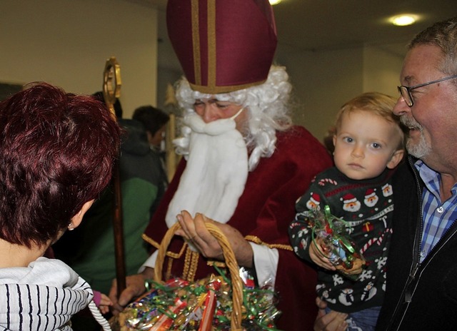 Vom Nikolaus gab&#8217;s Geschenke fr die jungen Besucher.  | Foto: Adelbert Mutz