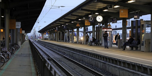 Auf den Bahnsteigen des Offenburger Ba... EVG vergleichsweise leer und  ruhig.   | Foto: Christoph Breithaupt