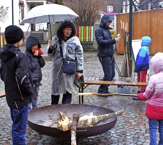 Mit Feuer gegen den Regen: Stockbrot backen vor dem Rathaus  | Foto: Verena Wehrle