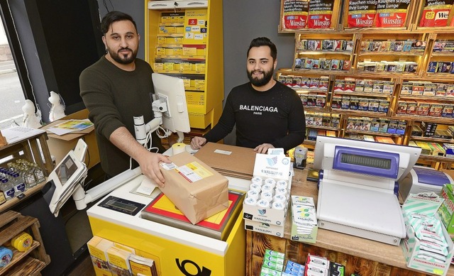Inhaber Mansur Rauf (rechts) und Mitar...ram Mekmar  in der neuen Postfiliale.   | Foto: ingo schneider