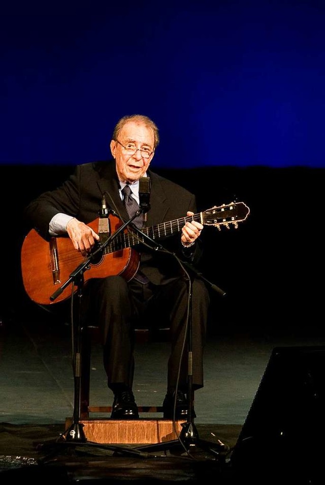 Joo Gilberto 2008 bei einem seiner se...entlichen Auftritte in Rio de Janeiro.  | Foto: ARI VERSIANI