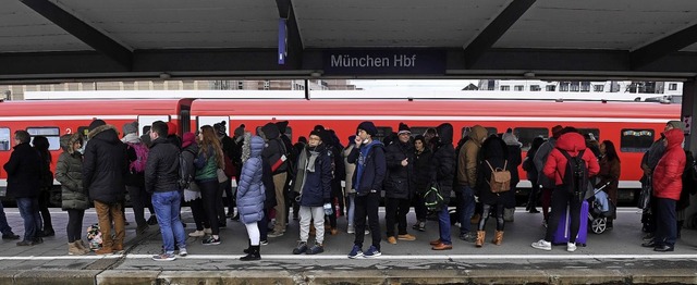 Viele Bahnnutzer warteten am Montag vergeblich auf ihren Zug.   | Foto: DPA