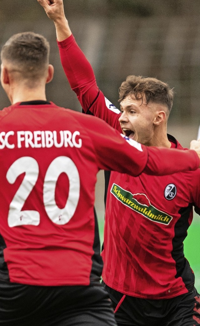 Der erste Streich von Fabian Rdlin (r...1:0 fr den SC Freiburg II bejubelt.    | Foto: Patrick Seeger