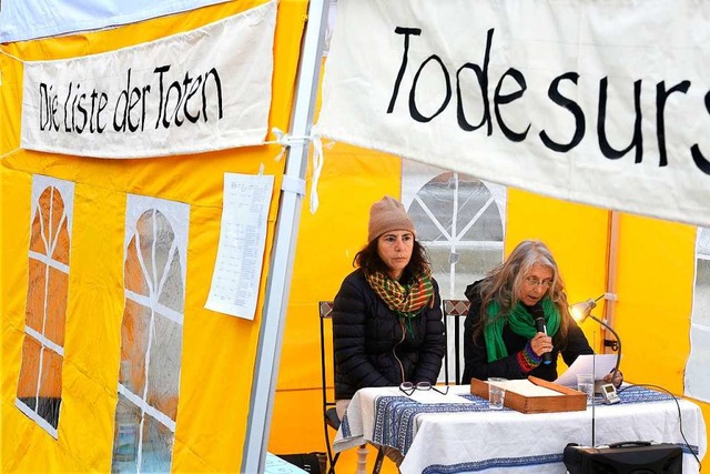 Leyla Topuz und Sabine Graf (rechts) erinnern an Schicksale.  | Foto: Thomas Kunz