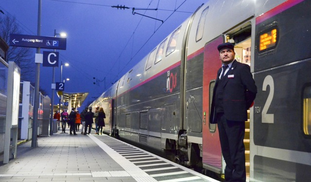 Der erste  TGV kommt im Lahrer Bahnhof an.  | Foto: Felix Lieschke