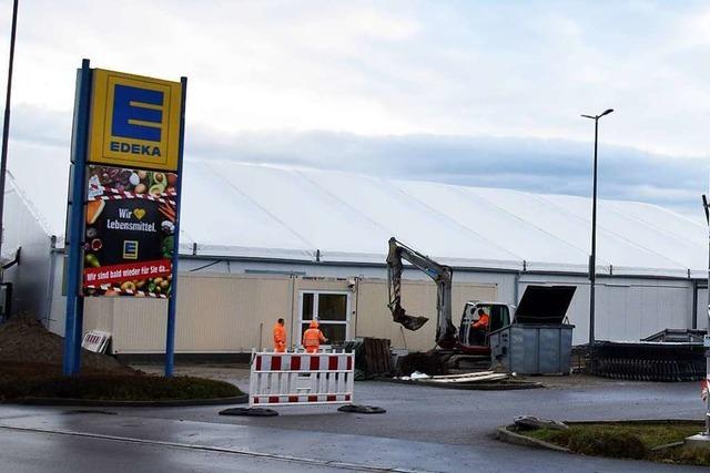 Der Edeka-Markt in Breisach ist nach Brand wieder zurück – als Zelt