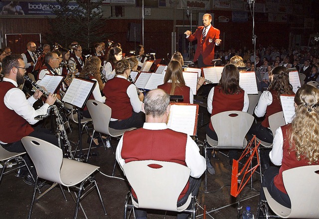 Stadtmusikdirektor Bastian Lohnert dirigiert die Musiker.   | Foto: M. Haberer