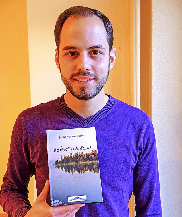 Jonas Bchin mit seinem Buch  | Foto: Pfefferle