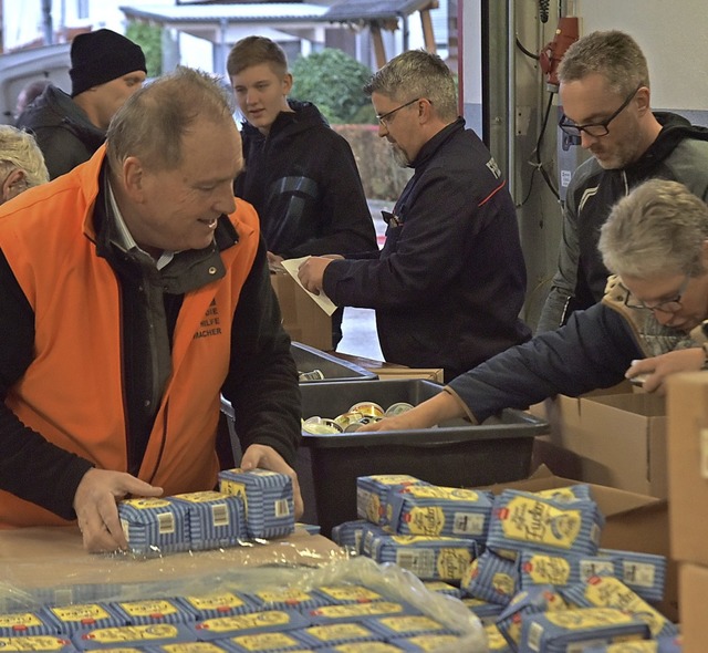 Bei der Paketaktion der Hilfemacher pa...e, auch Vorstand Dieter Nagel, mit an.  | Foto: BENEDIKT SOMMER