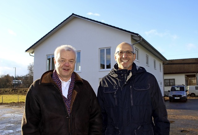 Klaus Landen und Joachim Willmann sind...h viele Stunden Eigenleistung weiter.   | Foto: Guy Simon