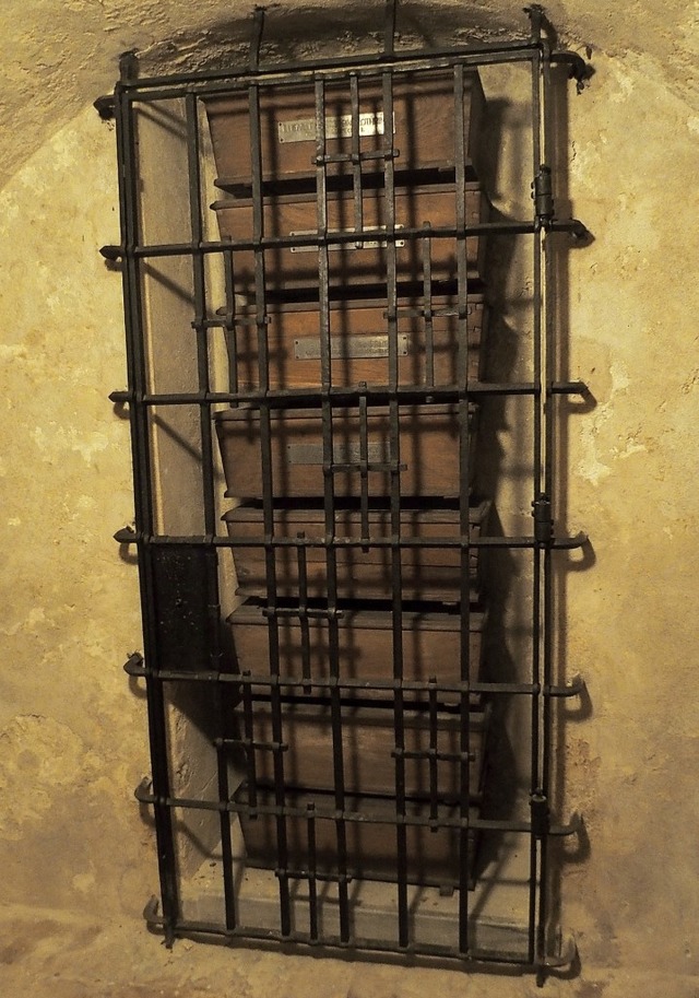 Die hlzernen Kisten mit den Gebeinen ...n, als sie 1807 St. Blasien verlieen.  | Foto: Thomas Mutter