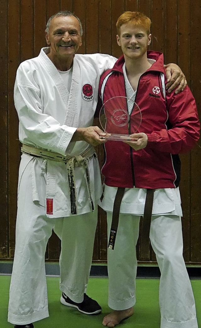 Marius Werz (rechts) freut sich mit se...r Josef  Faller ber den Karate-Award.  | Foto: Privat