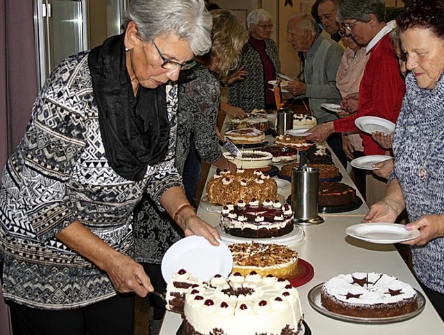 <BZ-FotoAnlauf>Frauenverein: </BZ-Foto...en kstliche Kuchen beim Altenadvent.   | Foto: ralph Lacher