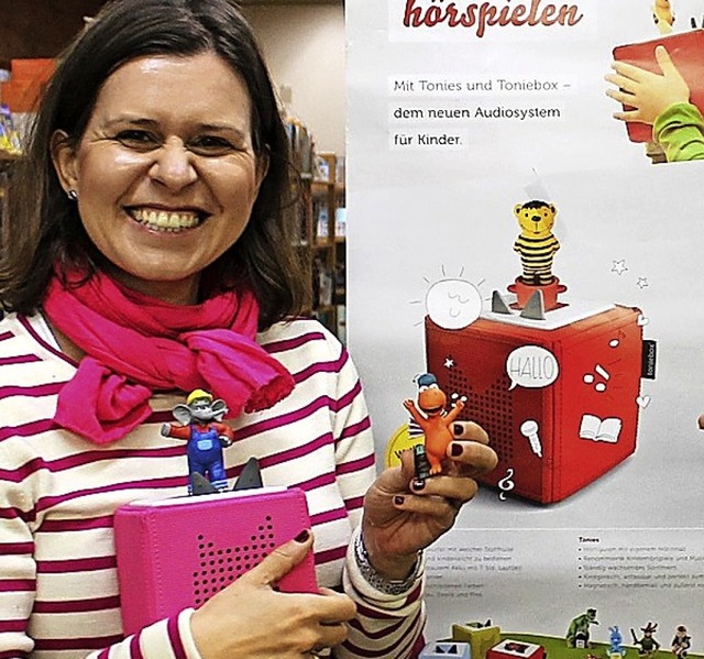Katja Benkler, Leiterin der Stadtbibliothek, zeigt eine Toniebox samt Tonie.   | Foto: Stadt Schopfheim