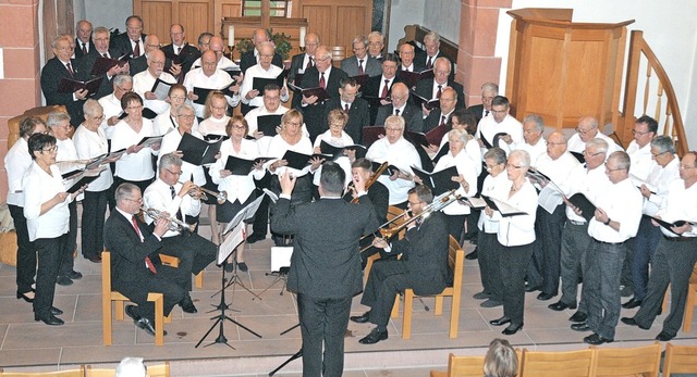 Der Mnnergesangverein Eintracht tlin...ieren gemeinsam in der Gallus-Kirche.   | Foto: Regine Ounas-Krusel