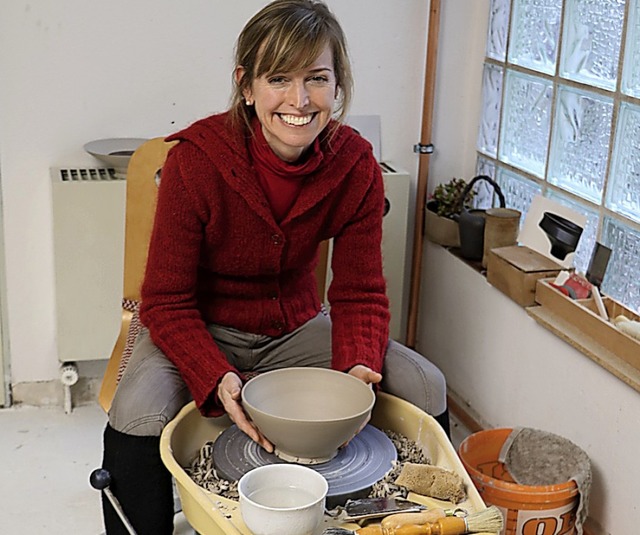 Keramikerin Corinna Smyth an ihrer Tpferscheibe   | Foto: Wohlschlegel