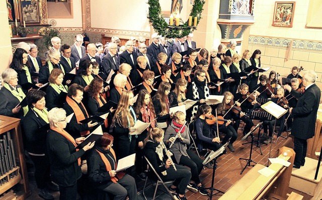 Die vereinten Kirchenchre aus Buchenb... unter der Leitung von Raymund Koslik   | Foto: Erich Krieger