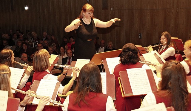 Laura Schnberger dirigiert den Btzinger Musikverein.   | Foto: Mario Schneberg