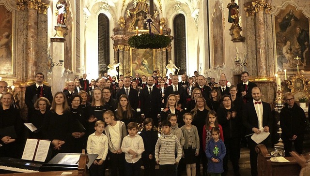 Trachtenkapelle, Kirchenchor und Kinde...begeisterten Schlussapplaus entgegen.   | Foto: Anne Freyer