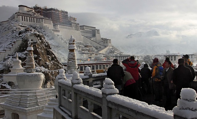 Der Potala Palast in Lhasa &#8211; weg...n wenige Chinesen im Winter in Tibet.   | Foto: DPA