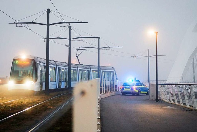 Die Straenbahn zwischen Kehl und Stra...Fugnger und Radfahrer kontrollieren.  | Foto: dpa