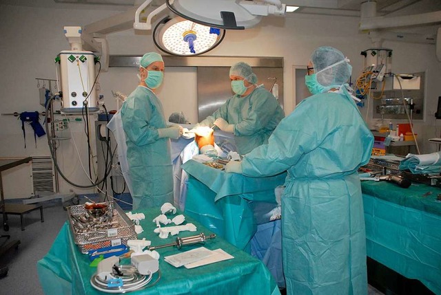 Chefarzt Stefan Endres und sein Team operieren ein Knie.  | Foto: Leony Stabla