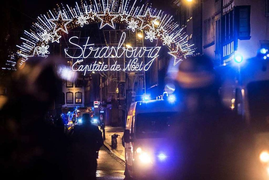 Einsatzkräfte der Polizei sichern einen Eingang zur Altstadt und damit zum Weihnachtsmarkt. (Foto: dpa) Einsatzkräfte der Polizei sichern einen Eingang zur Altstadt und damit zum Weihnachtsmarkt. (Foto: dpa)
