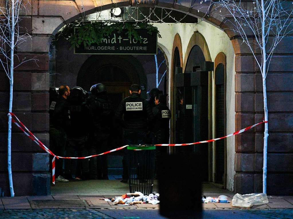 Angehrige der franzsischen Spezialeinheit BRI (Brigades de recherche et d'intervention) bei einer Durchsuchung in Straburg.