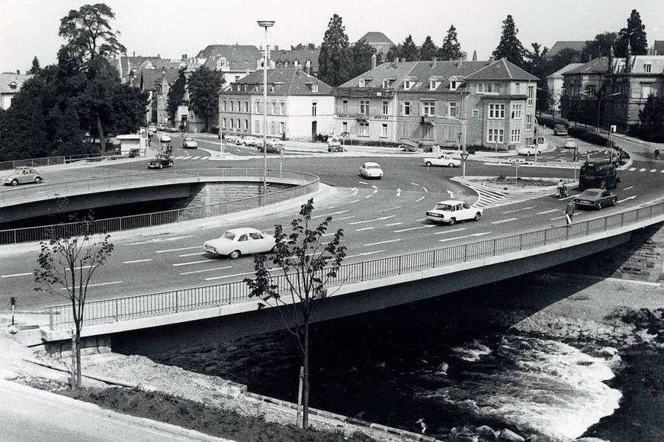 1969: In den Sechzigern ging’s über der Dreisam rund: In flottem Schwung brausen die Autos 1969 über die neue Kronenbrücke, die ihrer Form den Namen Elefantenklo verdankt. (Foto: Stadtarchiv) 1969: In den Sechzigern ging’s über der Dreisam rund: In flottem Schwung brausen die Autos 1969 über die neue Kronenbrücke, die ihrer Form den Namen Elefantenklo verdankt. (Foto: Stadtarchiv)