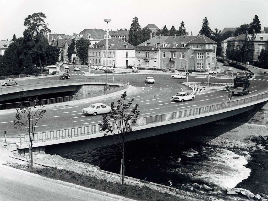 1969: In den Sechzigern ging’s ber der Dreisam rund: In  flottem Schwung brausen die Autos 1969 ber die neue Kronenbrcke, die ihrer Form den Namen Elefantenklo verdankt.